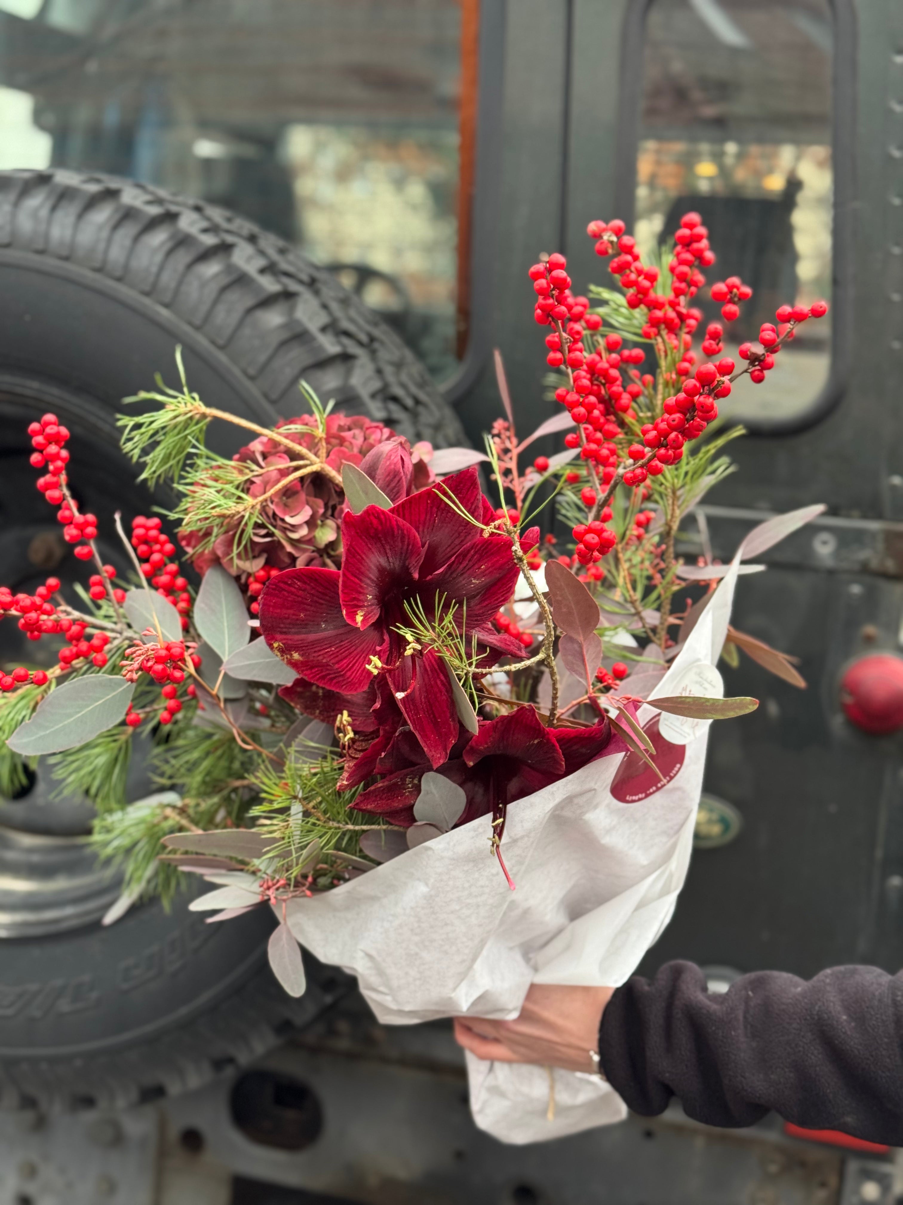 Moderne julebuket i masser af røde nuancer