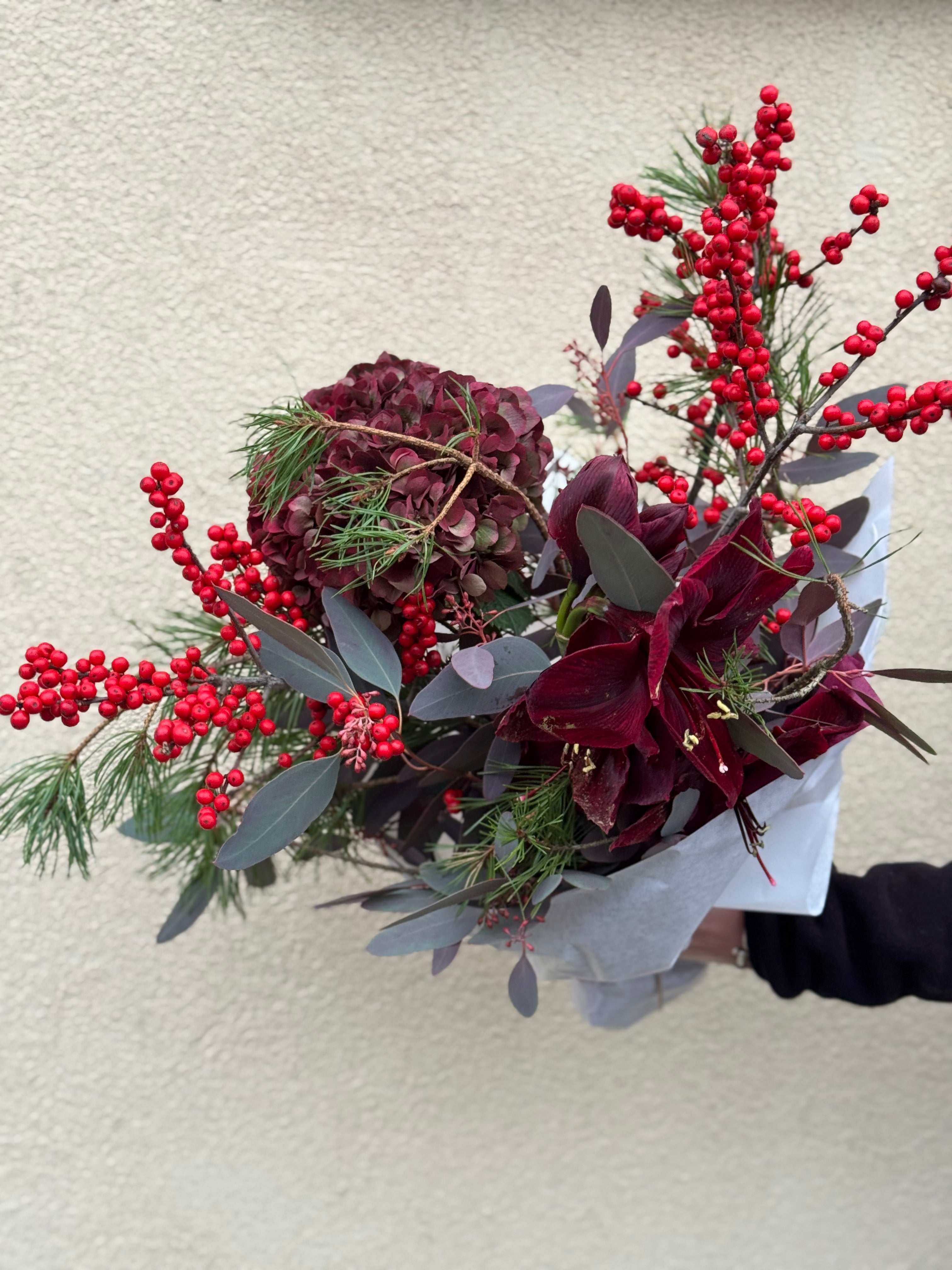 Moderne julebuket i masser af røde nuancer