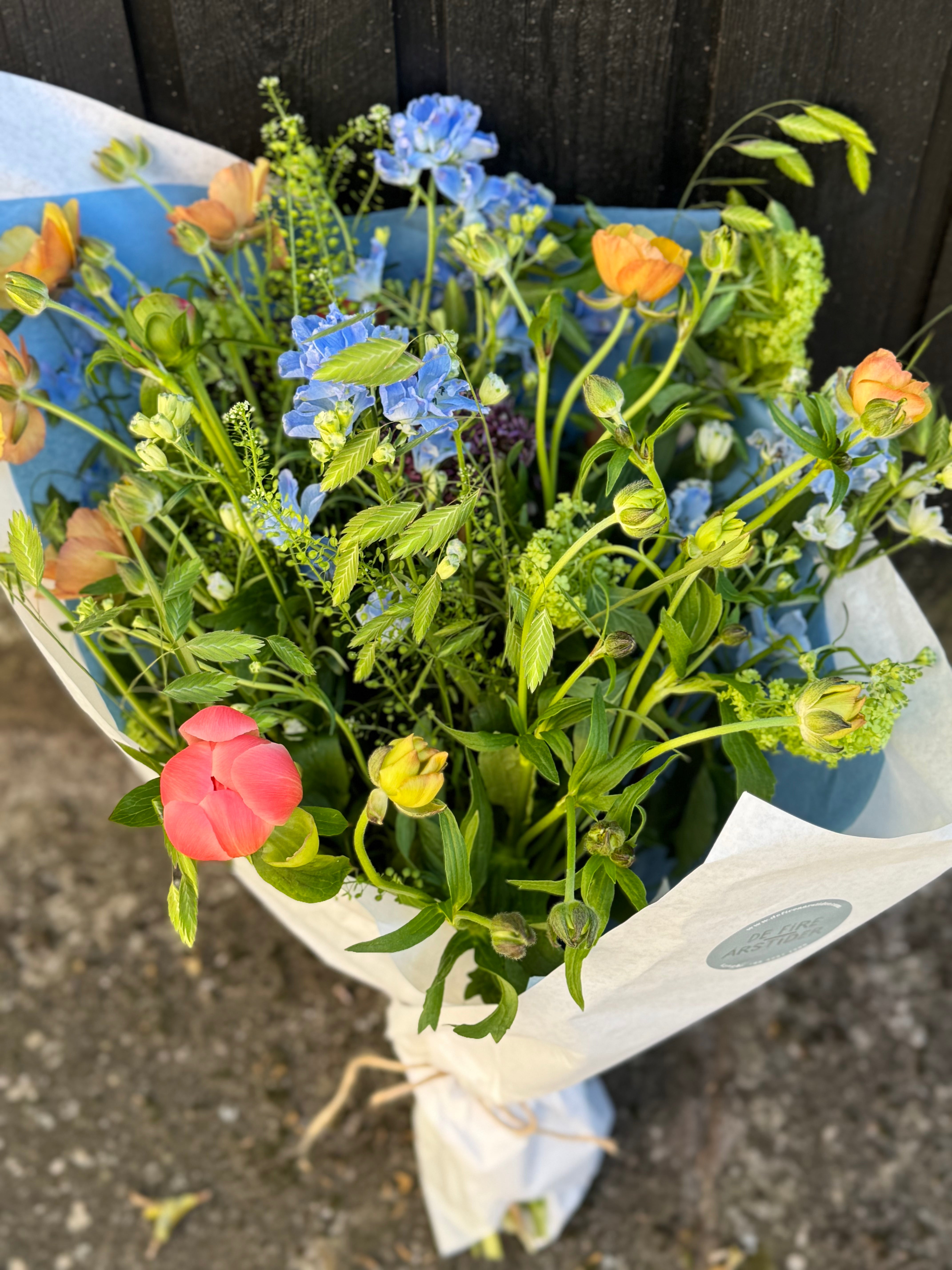 Med de første pæoner - buket